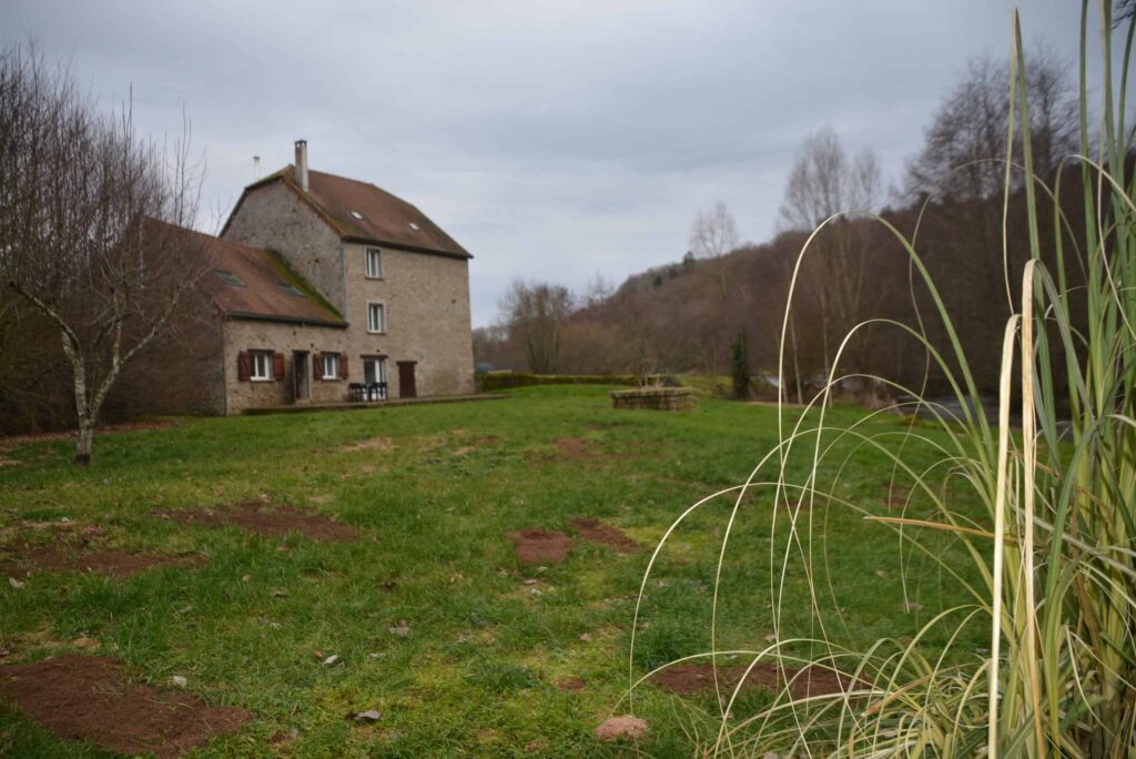 Ancien moulin rénové en bord de rivière sur 2 hectares.