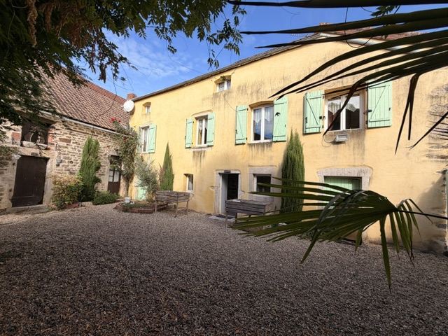SAUSSEY – BELLE MAISON EN PIERRE RÉNOVÉE AVEC COUR ET DÉPENDANCES